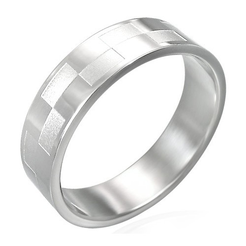 Lesklý ocelový prsten s matnými obdelníčky na povrchu