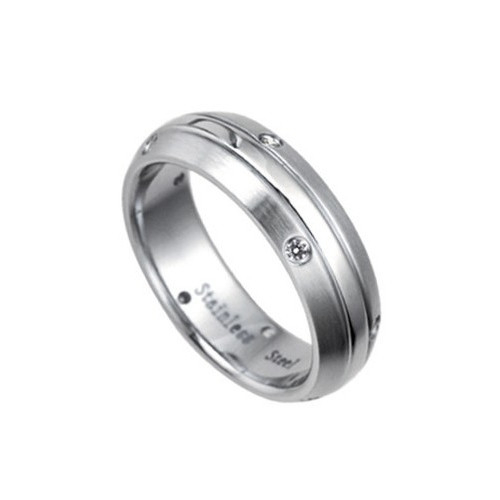 Ocelový prsten s zirkony vedoucími po stranách a jemně broušeným středem