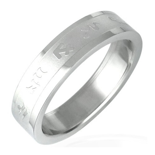 Ocelový prsten s hrubě broušeným středem a lesklými symboly